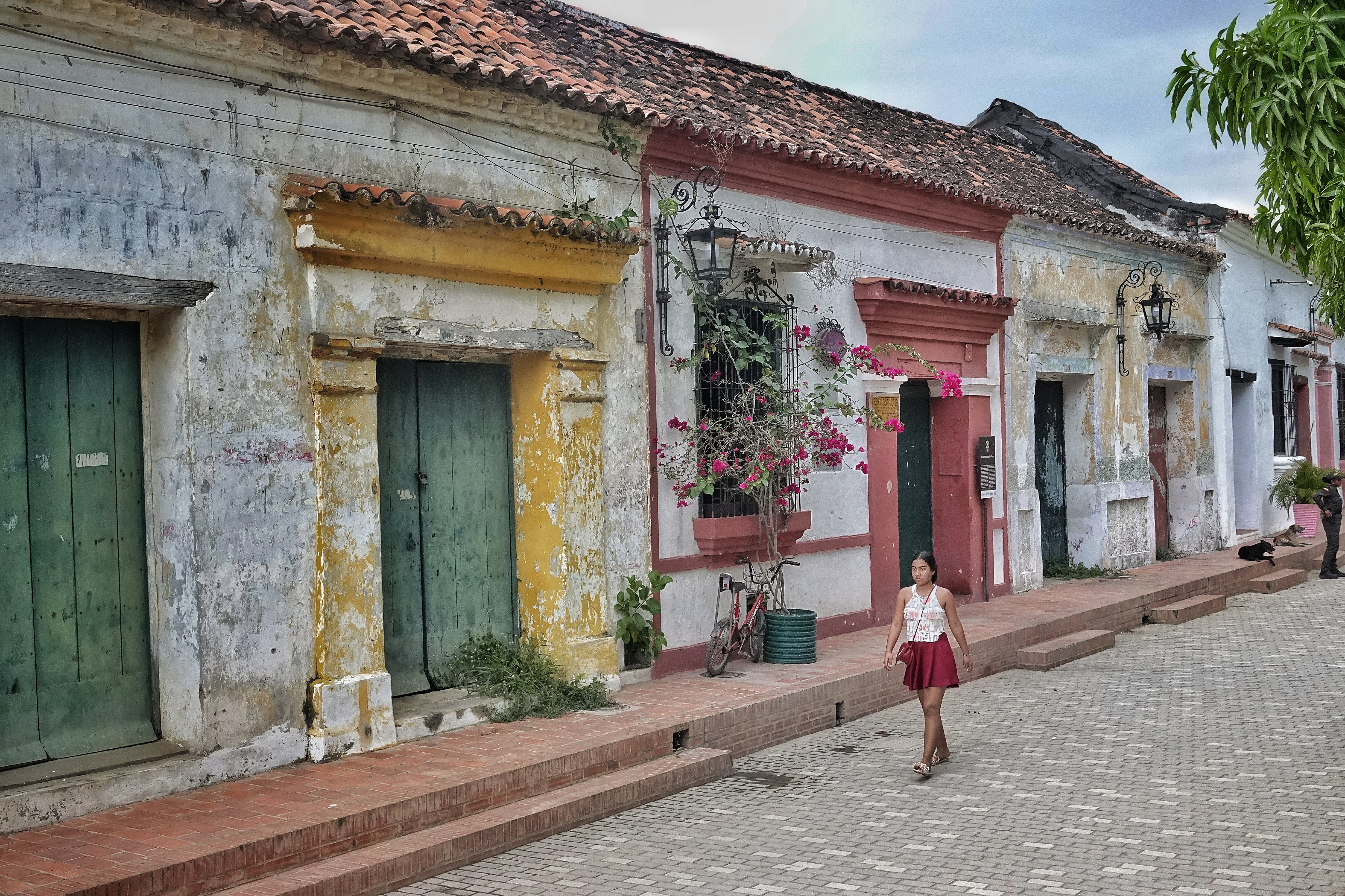 Rue colorée de village colombien
